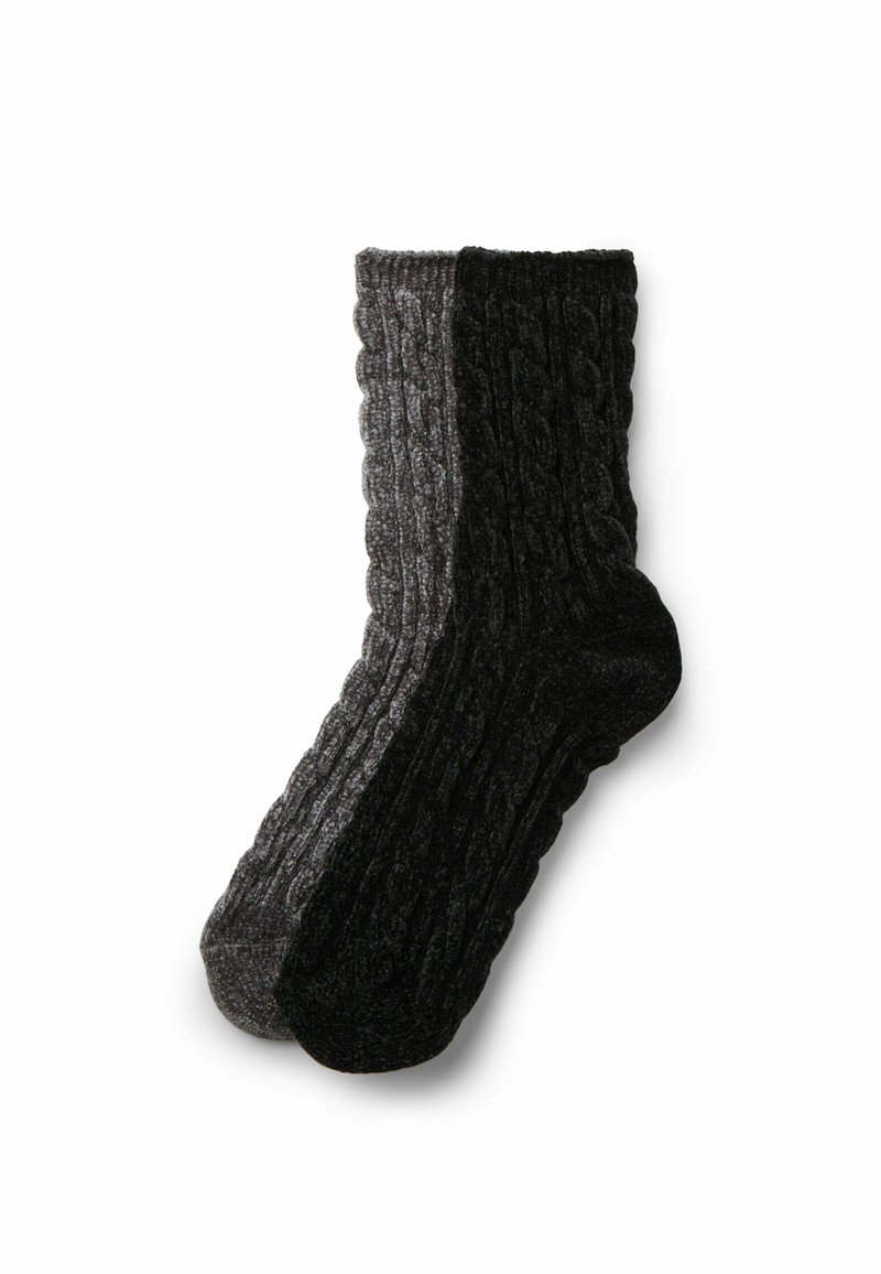 Kabelstrick-Socken mit einem grauen und einem schwarzen Halbteil, aus einem dicken, strukturierten Stoff für Wärme gefertigt. Knöchelhöhe mit gerippten Bündchen.