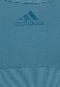adidas Sportswear SCOOPED BRALETTE REMOVABLE COOKIES - Corpete - altered blue