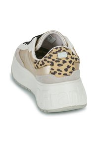Zapatilla chunky con parte superior de materiales mixtos que presenta acentos en beige, dorado y estampado de leopardo. Suela blanca gruesa con marca en relieve.