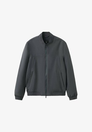 Cazadora bomber de color gris oscuro con cremallera frontal, cuello, puños y dobladillo acanalados, y bolsillos laterales con cremallera.