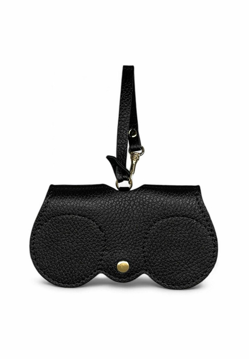 Porte-monnaie en cuir noir avec une finition texturée, présentant un design arrondi, une fermeture à bouton-pression et une bandoulière amovible. Accents dorés inclus.