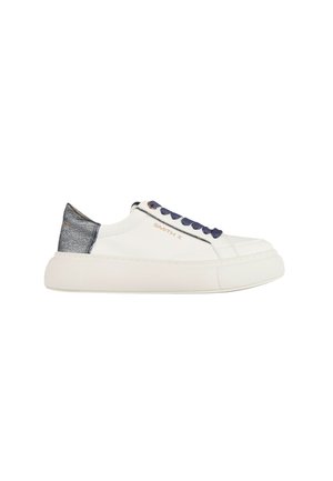 Hvid lave sneakers med tyk sål, mørkeblå snørebånd og sort tekstureret hælpanel med "SMITH X" branding på siden.