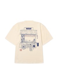 T-shirt beige avec un dessin au trait bleu d'un chariot en bois pour nouilles, équipé de lanternes suspendues, de bols fumants et d'un petit tabouret.