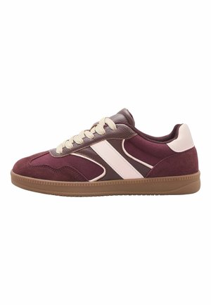 Bourgogne og lyserød lavtop sneaker med cremefarvede snørebånd og gummisål, der har blandede læder- og ruskindsmaterialer.