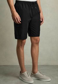 Sort cargoshorts lavet af letvægtsstof med elastisk talje og snørelukning, med sidelommer og lige pasform.