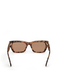 Ochelari de soare cu rame pătrate din material tartan, cu lentile de culoare brună și temple elegante. Prezintă accente metalice lângă balamale.
