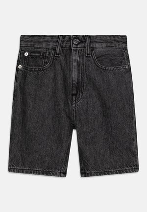 Pantalones cortos de mezclilla negra con un diseño clásico de cinco bolsillos, que cuentan con un cierre de botón en el frente, trabillas para cinturón y un ligero desgastado.