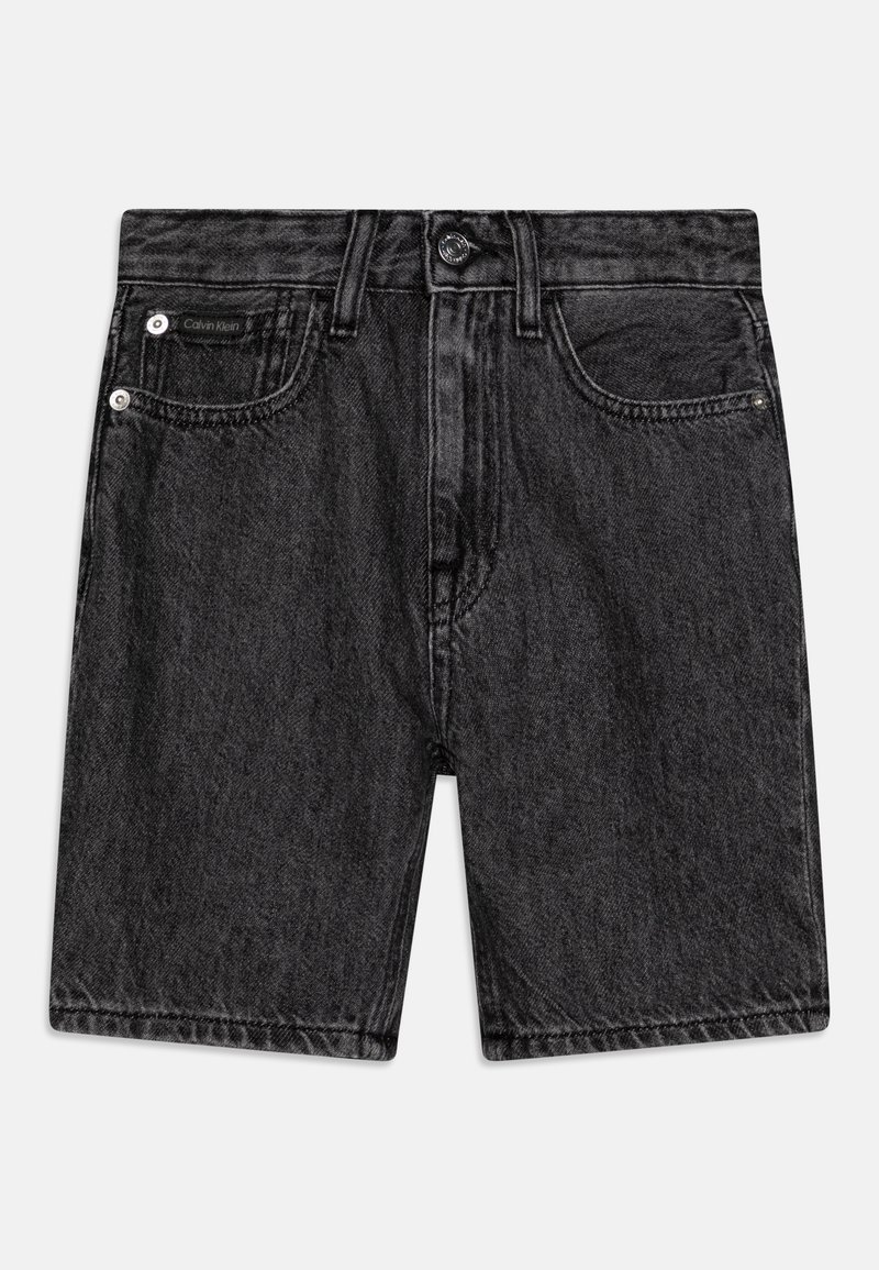 Calções de ganga pretos com um design clássico de cinco bolsos, apresentando um fecho frontal por botão, passadores para cinto e um leve desgaste.