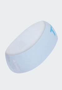 Světle modrý čelenka vyrobená z měkké látky, s hladkým povrchem a zaobleným tvarem, se bílým logem a minimalistickými designovými akcenty.