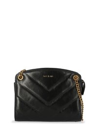 Čierna kožená kabelka cez rameno s prešívaným vzorom chevron, zlatou kovovou výbavou a retiazkou na rameno. Má zaoblený vrch a logo značky.