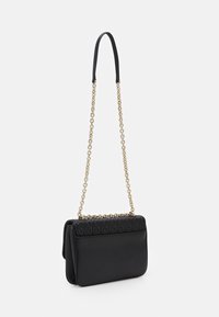Borsa a tracolla in pelle nera con una catena dorata, caratterizzata da un flap testurizzato con logo e un corpo liscio. Forma rettangolare compatta.