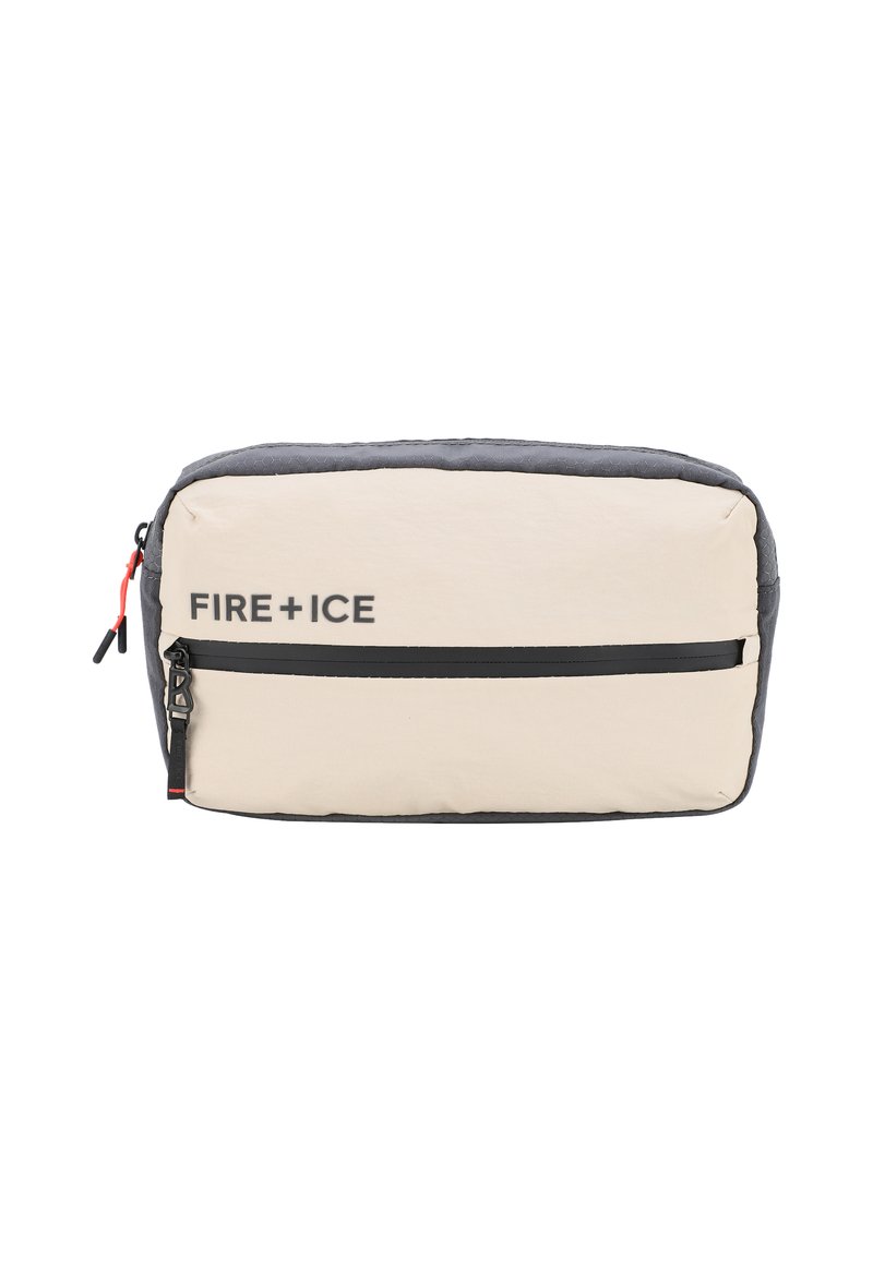 Borsa rettangolare imbottita di colore beige con parte superiore grigia scura, dotata di tasca frontale con zip, strisce nere e logo del marchio. Zip rossa.