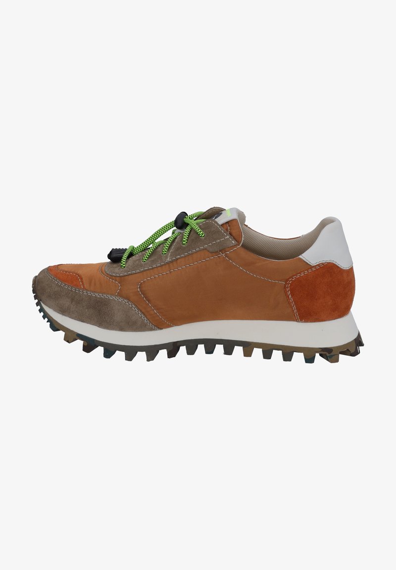 Brązowe zamszowe sneakersy z pomarańczowymi i zielonymi akcentami, teksturowana podeszwa i kontrastowy biały obcas. Zawierają zielone sznurówki i lekką konstrukcję.