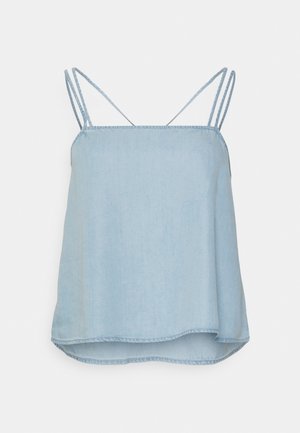 Top sin mangas azul claro con doble tirante fino y dobladillo ligeramente curvado.