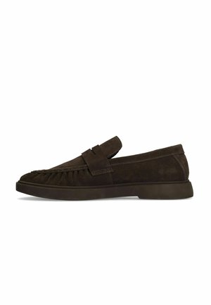 Donkerbruine suède loafer met mocassinnaad en een platte zool, zijaanzicht op een witte achtergrond.