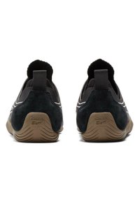 Černé sportovní boty se semišovými akcenty, prodyšným vrškem z texturované síťoviny, s poutky a gumovými podrážkami s charakteristickým vlnovým vzorem.