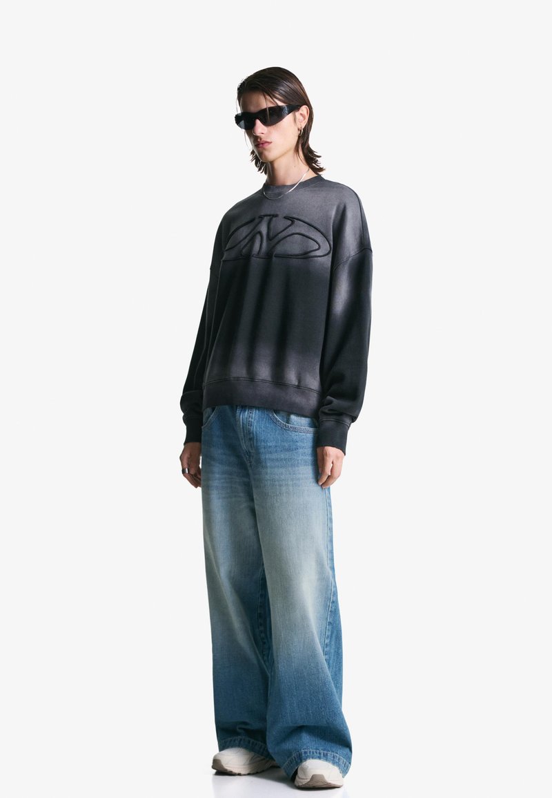 Bershka MEGA BAGGY - Ohlapne kavbojke - blue denim