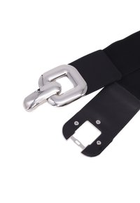 La cintura elastica nera presenta un lucchetto a catena argentata lucida e una cinghia in pelle liscia con un attacco di fibbia metallica rettangolare.