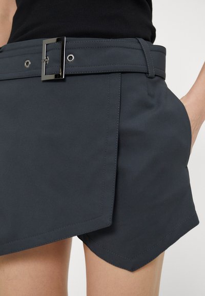 Mørk grå shorts med innpakningsdesign, med et bredt belte og rektangulær metallspenne. Glatt stoff med synlige sømdetaljer.