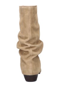 Botte de cheville en suède beige au design décontracté, à bout rond et avec un talon en bois. La texture semble douce avec des plis subtils.