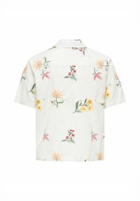 Biela košeľa s krátkym rukávom a golierom, zdobená viacfarebným kvetinovým vzorom v zelených, ružových, žltých a oranžových tónoch.