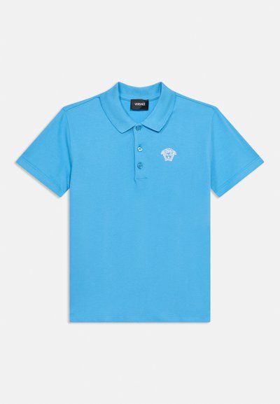 Ανοιχτό μπλε κοντομάνικο πόλο με γιακά και τρία κουμπιά, με μικρό λευκό λογότυπο κεφαλής Μέδουσας στο αριστερό στήθος.