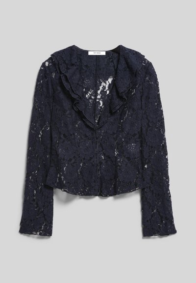 Granatowa koronkowa bluzka z długimi rękawami, falbankowanym kołnierzem i kwiatowym wzorem, zapinana z przodu na guziki, z metką "IVY OAK" wewnątrz kołnierza.