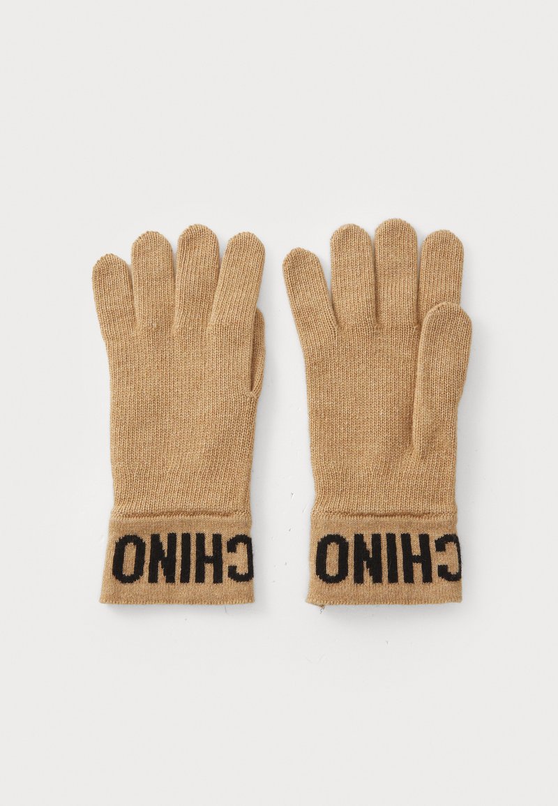 Beige strikkede hansker med svart "CHINO"-tekst på den ribbede mansjetten. Fem-fingerdesign, myk tekstur og middels lengde.