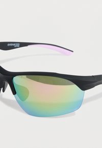 Αθλητικά γυαλιά ηλίου με μαύρο πλαίσιο, πολύχρωμους καθρεφτισμένους φακούς που εμφανίζουν αποχρώσεις πράσινου, ροζ και μπλε, και εύκαμπτα μπράτσα για άνεση.