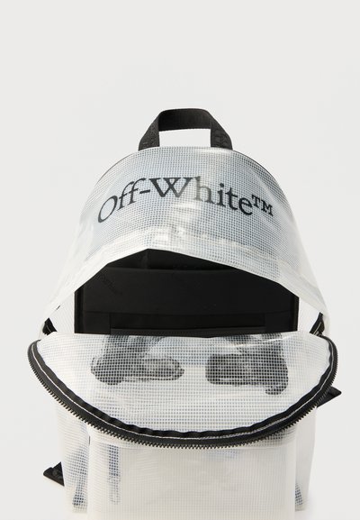 Διαφανές λευκό σακίδιο Off-White™ με ορατή μαύρη χειρολαβή, μεγάλο εμπρόσθιο τσέπη και υφή πλέγματος, ανοιχτό για να φαίνεται το περιεχόμενο στο εσωτερικό.