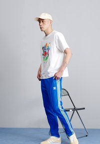 adidas Originals CLASSIC TP - Pantaloni de trening - bluebird/white