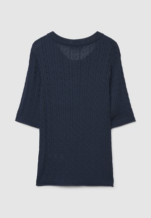 Maglione lavorato a maglia blu navy con motivo a trecce testurizzato, maniche corte, scollo rotondo e orlo a coste. Nessuna chiusura o decorazione visibile.
