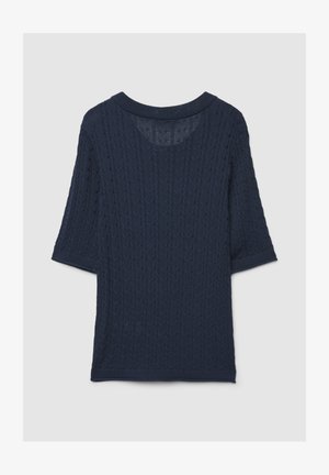 Maglione lavorato a maglia blu navy con motivo a trecce testurizzato, maniche corte, scollo rotondo e orlo a coste. Nessuna chiusura o decorazione visibile.