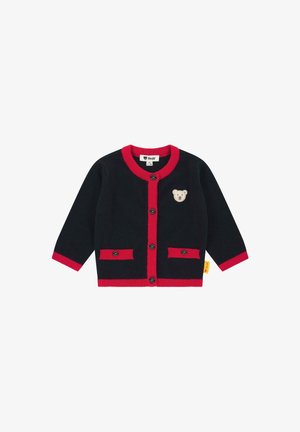 Schwarze Babykardigan mit rotem Saum, schwarzen Knöpfen, zwei Fronttaschen und einem kleinen beigen Teddy-Bären-Patch auf der Brust.