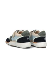Mehrfarbige Sneakers aus einer Kombination von Wildleder und Mesh-Materialien, mit einem runden Design, grauen, marineblauen und hellblauen Akzenten sowie einer weißen Sohle.