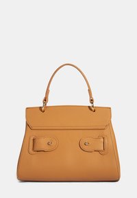 Beige Handtasche mit strukturiertem Design, flachem Griff und zwei vorderen Riemen. Oberfläche mit Saffiano-Struktur und Klappverschluss.