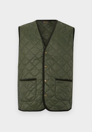 Quilted, olivgrüner ärmelloser Weste mit schwarzem Besatz, vier bronzefarbenen Druckknöpfen und zwei Fronttaschen auf einem weißen Hintergrund.
