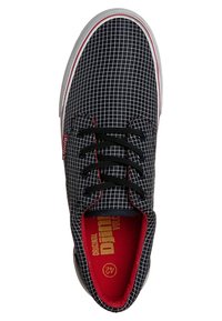 Baskets en toile noires avec un motif à carreaux blancs, fermeture à lacets, doublure intérieure rouge et semelle en caoutchouc blanche contrastante.