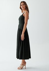 WILLA QIN - Maksikleit - black