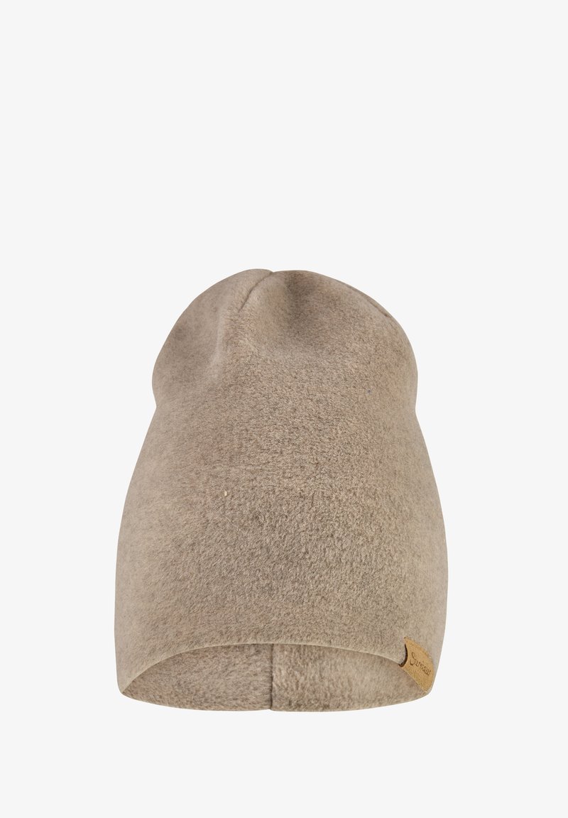 Beige Fleece-Mütze mit runder Oberseite und dezenten Nahtdetails. Mit einem kleinen Lederetikett an der Seite. Weiche Textur.