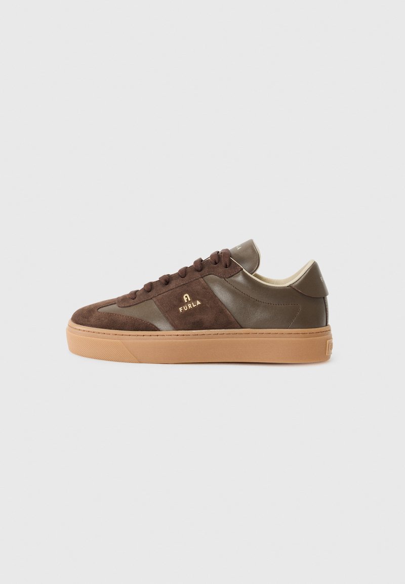 Basket en cuir et suède marron avec une semelle en gomme, présentant des accents texturés et un logo doré sur le côté. Design basse avec des lacets.