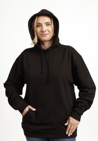 Felpa con cappuccio nera, dotata di tasca frontale, maniche lunghe e cordini sul cappuccio. Presenta una vestibilità comoda e una consistenza del tessuto morbida.