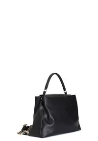 Borsa a mano in pelle nera con forma strutturata, dotata di manico superiore e tracolla removibile, texture liscia e design minimalista.