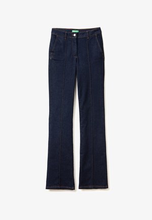 Jeans a zampa d'elefante in denim blu scuro con chiusura a bottone, cinque tasche, cuciture a contrasto e una texture liscia.