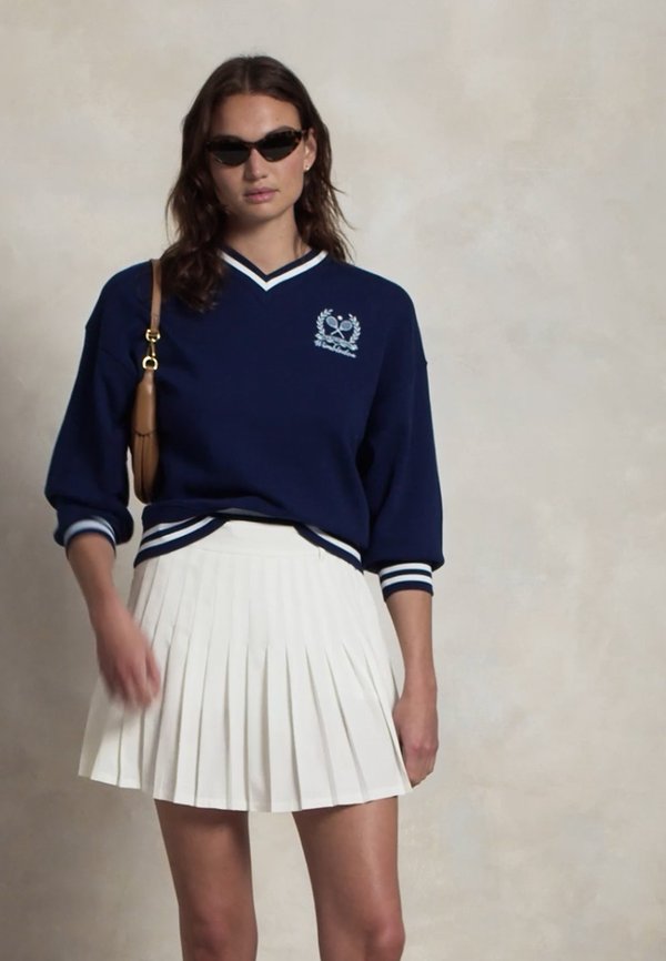 WIMBLEDON CREST FRENCH TERRY V NECK - Sweatshirt3