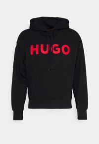 Svart hoodie i bomull med en framficka, dragsko i huvan och en djärv röd "HUGO"-logotyp över bröstet.