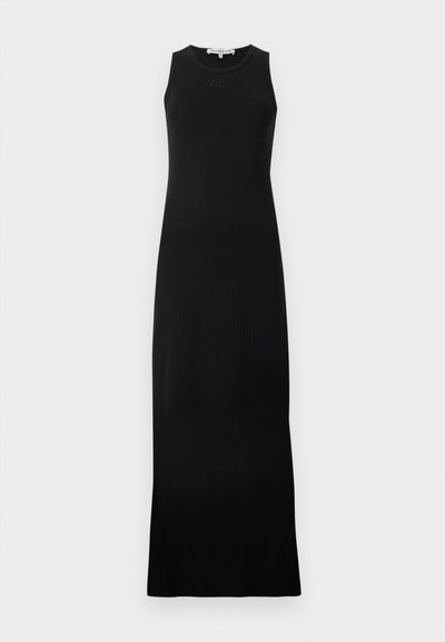 Μαύρο, μακρύ φόρεμα χωρίς μανίκια με ριμπ υφή και εφαρμοστή σιλουέτα. Διαθέτει διακριτικό κεντημένο λογότυπο στο στήθος.