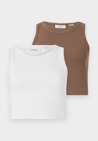 To ribbestrikkede ermeløse topper i hvit og brun. Begge har rund hals og en tettsittende design, laget av myk, elastisk stoff.