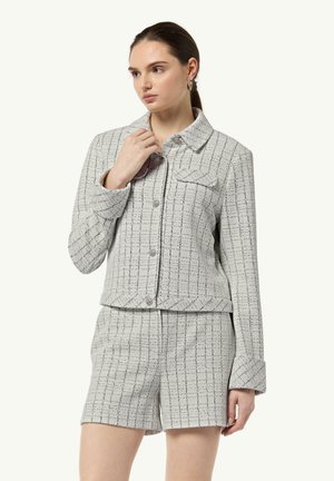 Lichtgrijze twill blazer met een kraag, voorzakken en knoopsluiting, gecombineerd met bijpassende shorts met een geruit patroon.