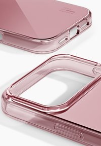 Różowe przezroczyste ochronne etui na telefon z wycięciami na przyciski i aparat, oznaczone marką "Ideal of Sweden".